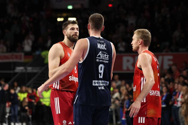 Leon Kratzer (FC Bayern Basketball, 08) und Niels Giffey (FC Bayern Basketball, 05) mit Kresimir Nikic (SYNTAINICS MBC, 09) nach dem Spiel, GER, FC Bayern Basketball vs. SYNTAINICS MBC, Basketball, easycredit Basketball Bundesliga, 9. Spieltag, Saison 2025 2026, 07.12.2025, GER, FC Bayern Basketball vs. SYNTAINICS MBC, Basketball, easycredit Basketball Bundesliga, 9. Spieltag, Saison 2025 2026, 07.12.2025 Muenchen Copyright: xEibner-Pressefoto JennixMaulx EP_JML