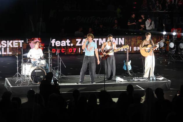 Zartmann (deutscher Saenger) und Band bei Music meets Basketball im BMW Park nach dem Spiel, GER, FC Bayern Basketball vs. SYNTAINICS MBC, Basketball, easycredit Basketball Bundesliga, 9. Spieltag, Saison 2025 2026, 07.12.2025, GER, FC Bayern Basketball vs. SYNTAINICS MBC, Basketball, easycredit Basketball Bundesliga, 9. Spieltag, Saison 2025 2026, 07.12.2025 Muenchen Copyright: xEibner-Pressefoto JennixMaulx EP_JML