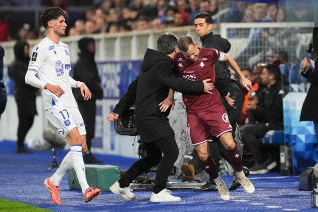 AJ Auxerre v FC Metz - Ligue 1 McDonald s 2025 2026 Christophe PELISSIER (Entraineur Auxerre AJA) - 10 Gauthier HEIN (fcm) during the Ligue 1 McDonald s match between Auxerre and Metz at Stade Abbe Deschamps on December 7, 2025 in Auxerre, France. Auxerre France  Copyright: xFEPx 776348221
