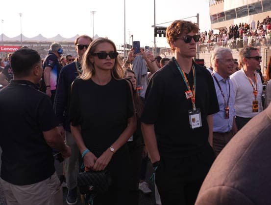 Formula 1 Etihad Airways Abu Dhabi Grand Prix 2025 07.12.2025, Yas Marina Circuit, Abu Dhabi, Formula 1 Etihad Airways Abu Dhabi Grand Prix 2025 , im Bild Tennisprofi Jannik Sinner mit Freundin Laila Hasanovic