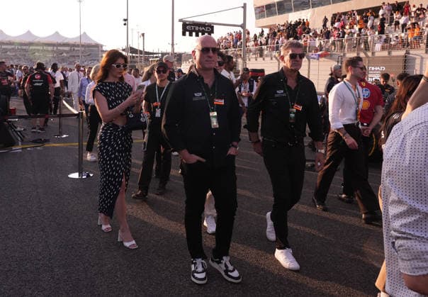 Formula 1 Etihad Airways Abu Dhabi Grand Prix 2025 07.12.2025, Yas Marina Circuit, Abu Dhabi, Formula 1 Etihad Airways Abu Dhabi Grand Prix 2025 , im Bild Cadillac Formula 1 Team Vorstand Dan Towriss mit Ehehfrau Cassidy und Teamchef Graeme Lowdon.