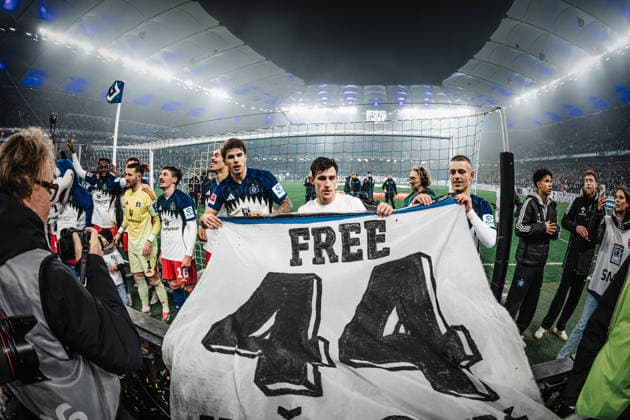 Fußball Männer Saison 2025 2026 1. Fußball-Bundesliga 13. Spieltag Hamburger SV vs. SV Werder Bremen 07.12.2025 Nach dem Sieg feiert der HSV mit einem Free 44 Vuscovic Transparent Banner Mario v.l. Luka Vuskovic ( 44, HSV), Nicolas Capaldo ( 24, HSV) und Miro Muheim ( 28, HSV) Hamburg Volksparkstadion Hamburg Deutschland *** Soccer Men Season 2025 2026 1 Soccer Bundesliga 13 Matchday Hamburger SV vs SV Werder Bremen 07 12 2025 After the victory HSV celebrates with a Free 44 Vuscovic Banner Banner Mario v l Luka Vuskovic 44, HSV , Nicolas Capaldo 24, HSV and Miro Muheim 28, HSV Hamburg Volksparkstadion Hamburg Germany