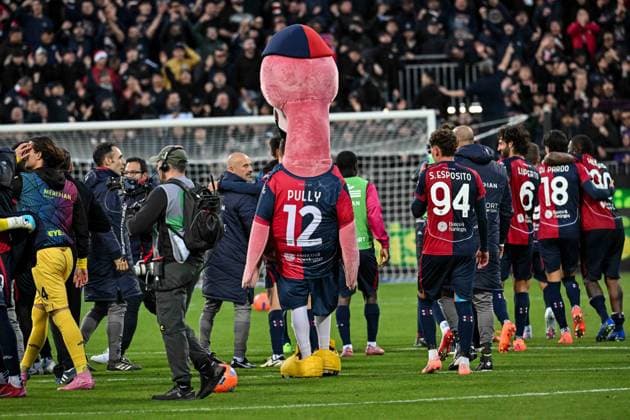 Pully , Mascotte, Mascot, Marketing, Postgame, during Cagliari Calcio vs AS Roma, Italian soccer Serie A match in Cagliari, Italy, December 07 2025  Copyright: xLuigixCanu IPAxSportx xipa-agency.netx xx IPA_68880765 IPA_Agency_IPA68880765