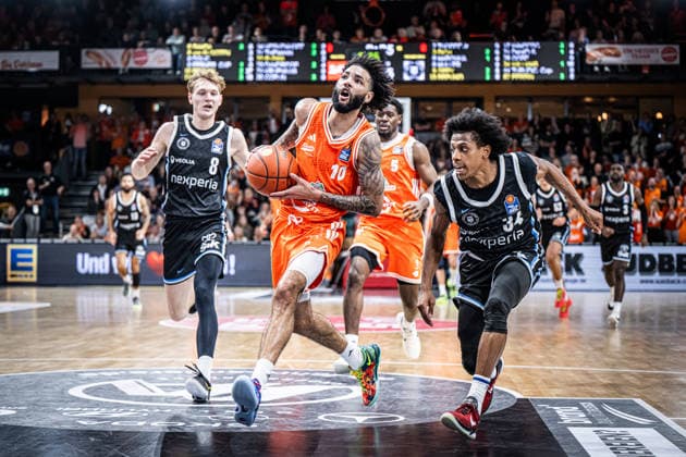 1. Basketball Bundesliga, easyCredit BBL, Saison 2025 2026, Herren, Hauptrunde, 9. Spieltag, 07.12.2025, RASTA Vechta - Veolia Hamburg Towers Tevin Brown ( 10 - RASTA Vechta) in Aktion Vechta RASTA Dome Niedersachsen Deutschland