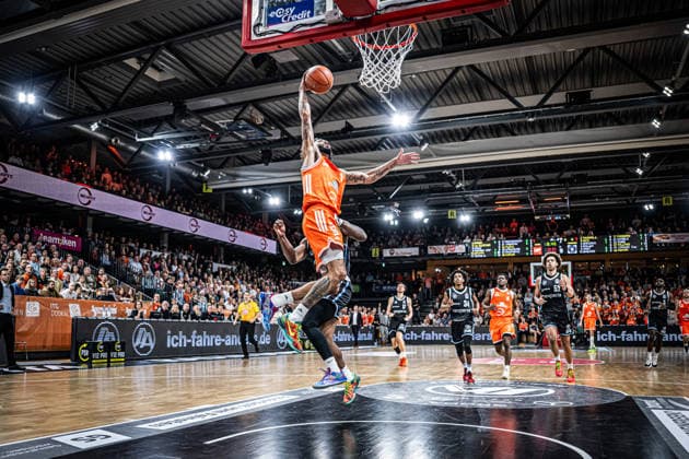 1. Basketball Bundesliga, easyCredit BBL, Saison 2025 2026, Herren, Hauptrunde, 9. Spieltag, 07.12.2025, RASTA Vechta - Veolia Hamburg Towers Tevin Brown ( 10 - RASTA Vechta) beim Dunk Vechta RASTA Dome Niedersachsen Deutschland