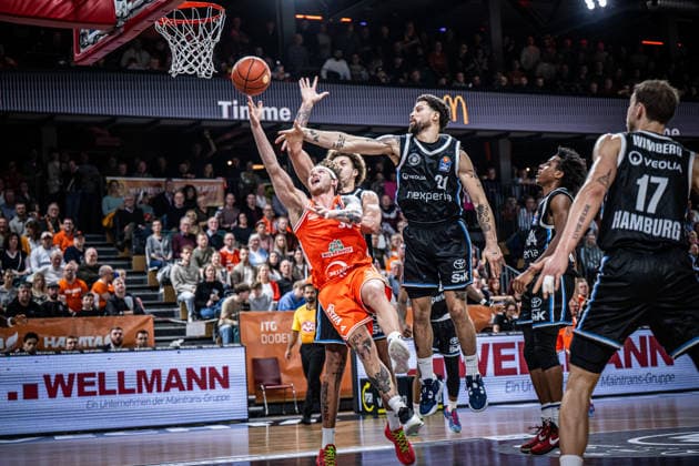 1. Basketball Bundesliga, easyCredit BBL, Saison 2025 2026, Herren, Hauptrunde, 9. Spieltag, 07.12.2025, RASTA Vechta - Veolia Hamburg Towers Booker Coplin ( 30 - RASTA Vechta) beim Korbleger Vechta RASTA Dome Niedersachsen Deutschland