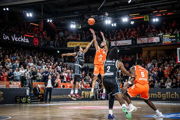 1. Basketball Bundesliga, easyCredit BBL, Saison 2025 2026, Herren, Hauptrunde, 9. Spieltag, 07.12.2025, RASTA Vechta - Veolia Hamburg Towers Tevin Brown ( 10 - RASTA Vechta) beim Jumpshot Vechta RASTA Dome Niedersachsen Deutschland