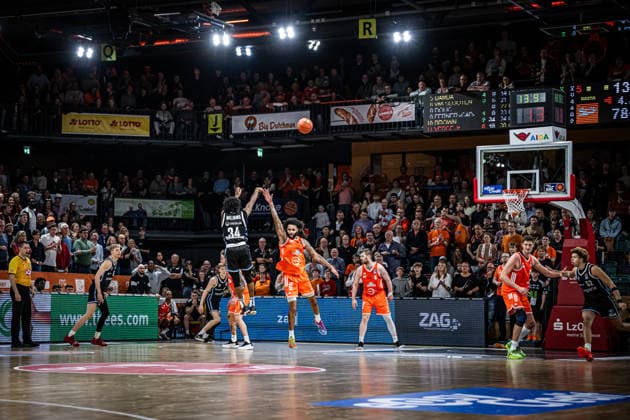 1. Basketball Bundesliga, easyCredit BBL, Saison 2025 2026, Herren, Hauptrunde, 9. Spieltag, 07.12.2025, RASTA Vechta - Veolia Hamburg Towers Ross Williams ( 34 - Veolia Towers Hamburg) beim Jumpshot Vechta RASTA Dome Niedersachsen Deutschland