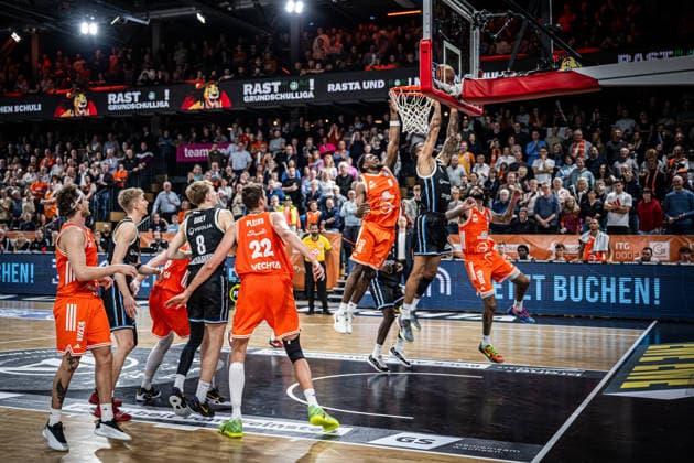 1. Basketball Bundesliga, easyCredit BBL, Saison 2025 2026, Herren, Hauptrunde, 9. Spieltag, 07.12.2025, RASTA Vechta - Veolia Hamburg Towers Martin Breunig ( 13 - Veolia Towers Hamburg) beim Korbleger Vechta RASTA Dome Niedersachsen Deutschland