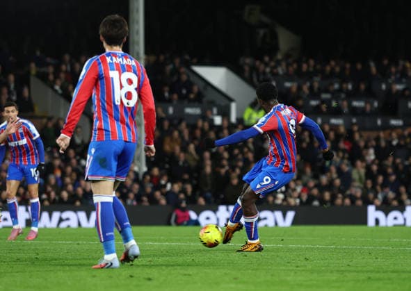 London, England, 7th December 2025. Eddie Nketiah of Crystal Palace (r) scores the first goal during the Fulham vs Crystal Palace Premier League match at Craven Cottage, London. Picture credit should read: David Klein Sportimage EDITORIAL USE ONLY. No use with unauthorised audio, video, data, fixture lists, club league logos or live services. Online in-match use limited to 120 images, no video emulation. No use in betting, games or single club league player publications. SPI_019_DK_Fulham_Palace SPI-4355-0019