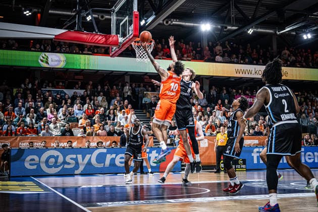 1. Basketball Bundesliga, easyCredit BBL, Saison 2025 2026, Herren, Hauptrunde, 9. Spieltag, 07.12.2025, RASTA Vechta - Veolia Hamburg Towers Tevin Brown ( 10 - RASTA Vechta) beim Korbleger Vechta RASTA Dome Niedersachsen Deutschland
