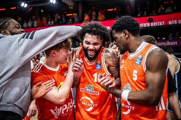 1. Basketball Bundesliga, easyCredit BBL, Saison 2025 2026, Herren, Hauptrunde, 9. Spieltag, 07.12.2025, RASTA Vechta - Veolia Hamburg Towers Tevin Brown ( 10 - RASTA Vechta) zeigt Emotionen nach der Partie Vechta RASTA Dome Niedersachsen Deutschland