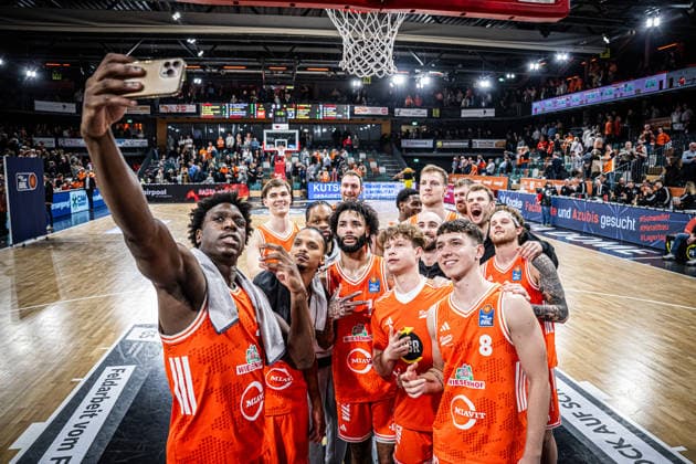 1. Basketball Bundesliga, easyCredit BBL, Saison 2025 2026, Herren, Hauptrunde, 9. Spieltag, 07.12.2025, RASTA Vechta - Veolia Hamburg Towers Das Team von RASTA Vechta zeigt Emotionen nach der Partie Vechta RASTA Dome Niedersachsen Deutschland