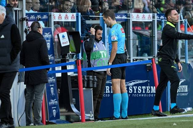 CALCIO - Serie A - Cagliari Calcio vs AS Roma Luca Zufferli, Arbitro, Referee, VAR during Cagliari Calcio vs AS Roma, Italian soccer Serie A match in Cagliari, Italy, December 07 2025 Cagliari Italy  Copyright: xIPAxSport ABACAx
