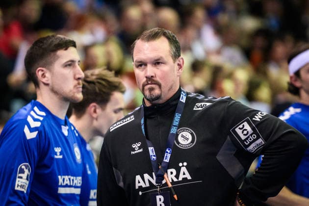 Misha Kaufmann (TVB Stuttgart, Trainer) - konzentrierter Blick GER, TVB Stuttgart - SC DHfK Leipzig, DAIKIN HBL, Handball, Bundesliga, 15. Spieltag, Spielzeit 2025 2026, 07.12.2025 GER, TVB Stuttgart - SC DHfK Leipzig, DAIKIN HBL, Handball, Bundesliga, 15. Spieltag, Spielzeit 2025 2026, 07.12.2025 Stuttgart Copyright: xSandyxDinkelackerx EP_SDR