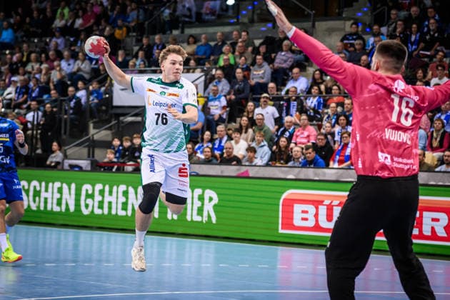 Tom Koschek (SC DHfK Leipzig, 76) vs. Miljan Vujovic (TVB Stuttgart, 16) GER, TVB Stuttgart - SC DHfK Leipzig, DAIKIN HBL, Handball, Bundesliga, 15. Spieltag, Spielzeit 2025 2026, 07.12.2025 GER, TVB Stuttgart - SC DHfK Leipzig, DAIKIN HBL, Handball, Bundesliga, 15. Spieltag, Spielzeit 2025 2026, 07.12.2025 Stuttgart Copyright: xSandyxDinkelackerx EP_SDR