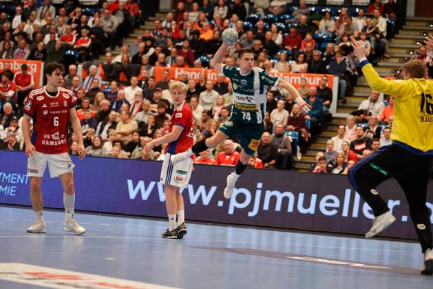 Handball 1. Handball-Bundesliga, DAIKIN HBL 2025 2026 - Handball Verein Hamburg (HSVH) vs. ThSV Eisenach Vincent Büchner Buechner (Eisenach) wirft auf das Tor von Torwart Robin Paulsen Haug (Hamburg) . Sporthalle Hamburg Hamburg Foto: Frank Schoof