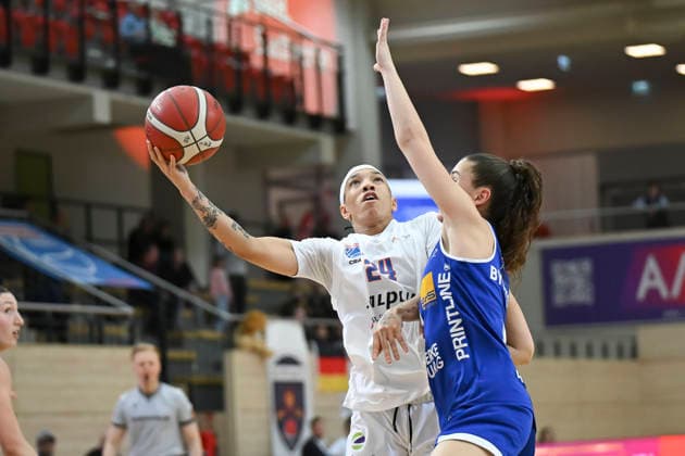 Liz Smith (Lions, 24), Marianna Byvatov (Marburg, 9), Syntainics MBC vs. BC Pharmaserv Marburg, Basketball, Damen, Bundesliga, Saison 2025 26, 10. Spieltag, 07.12.2025. Halle SWH Arena Sachsen-Anhalt Deutschland