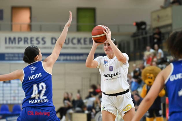 Mia Heide (Marburg, 42), Alexia Allesch (Lions, 0), Syntainics MBC vs. BC Pharmaserv Marburg, Basketball, Damen, Bundesliga, Saison 2025 26, 10. Spieltag, 07.12.2025. Halle SWH Arena Sachsen-Anhalt Deutschland