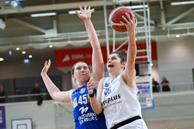 Allyson Fertig (Marburg, 45), Romy Bär (Lions, 46), Syntainics MBC vs. BC Pharmaserv Marburg, Basketball, Damen, Bundesliga, Saison 2025 26, 10. Spieltag, 07.12.2025. Halle SWH Arena Sachsen-Anhalt Deutschland