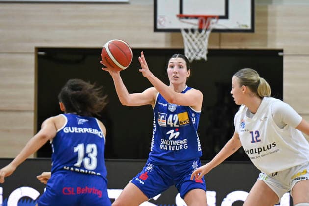 Sara Guerreiro (Marburg, 13), Mia Heide (Marburg, 42), Anna Alborova (Lions, 12), Syntainics MBC vs. BC Pharmaserv Marburg, Basketball, Damen, Bundesliga, Saison 2025 26, 10. Spieltag, 07.12.2025. Halle SWH Arena Sachsen-Anhalt Deutschland