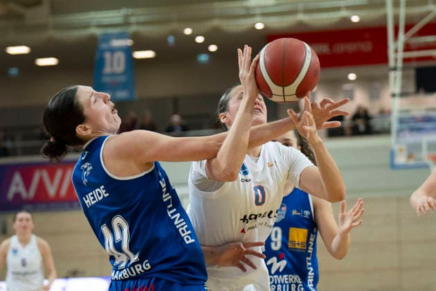Mia Heide (Marburg, 42), Alexia Allesch (Lions, 0), Syntainics MBC vs. BC Pharmaserv Marburg, Basketball, Damen, Bundesliga, Saison 2025 26, 10. Spieltag, 07.12.2025. Halle SWH Arena Sachsen-Anhalt Deutschland
