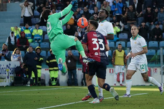 Cagliari Calcio v AS Roma - Serie A Adam Obert ( 33 Cagliari Calcio) and Mile Svilar (AS Roma) participate in the Serie A TIM match between Cagliari Calcio and AS Roma in Italy on December 6, 2025. Cagliari Italy  Copyright: xAlessandroxToccox originalFilename:alessandro-cagliari251207_npP3K.jpg