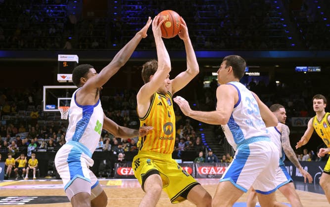 William Christmas, Malte Delow am Ball, Ryan Hawkins Zweikampf Spielszene Aktion Basketball BBL Bundesliga Herren 7. Spieltag Saison 2025 2026 07.12.2025 ALBA Berlin vs. Frankfurt Skyliners