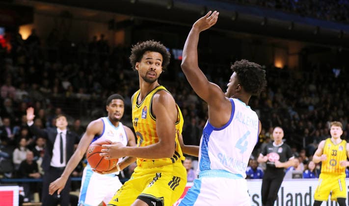 Norris Agbakoko am Ball, Nahiem Alleyne Zweikampf Spielszene Aktion Basketball BBL Bundesliga Herren 7. Spieltag Saison 2025 2026 07.12.2025 ALBA Berlin vs. Frankfurt Skyliners