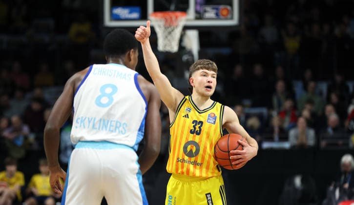 William Christmas, Bennet Hundt zeigend, gestikulierend Aktion Oberkörper Basketball BBL Bundesliga Herren 7. Spieltag Saison 2025 2026 07.12.2025 ALBA Berlin vs. Frankfurt Skyliners