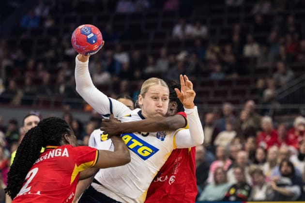 251207 Vilma Pegado Nenganga and Juliana JosÃ Machado of Angola and Emma Lindqvist of Sweden during the 2025 IHF Women™s World Championship, WM, Weltmeisterschaft handball match between Angola and Sweden on December 7, 2025 in Dortmund. Photo: Emma Wallskog BILDBYRAN COP 320 EW0607 handball handboll handball bbeng vm handball-vm handbolls-vm ihf handball world championship world handball championship 2025 world championship 2025 angola sverige sweden dam bbauto Copyright: EMMAxWALLSKOG BB251207EW010