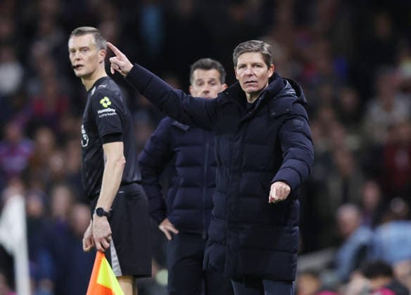 London, England, 7th December 2025. Oliver Glasner manager of Crystal Palace instructs from the touchline during the Fulham vs Crystal Palace Premier League match at Craven Cottage, London. Picture credit should read: David Klein Sportimage EDITORIAL USE ONLY. No use with unauthorised audio, video, data, fixture lists, club league logos or live services. Online in-match use limited to 120 images, no video emulation. No use in betting, games or single club league player publications. SPI_029_DK_Fulham_Palace SPI-4355-0028