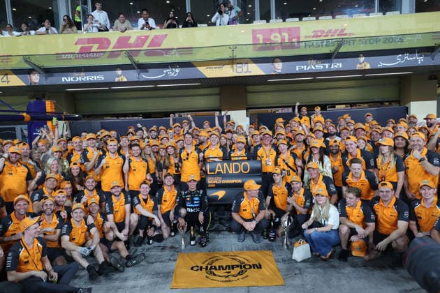 07.12.2025, Yas Marina Circuit, Abu Dhabi, Formula 1 Etihad Airways Abu Dhabi Grand Prix 2025 , im Bild Das Siegergruppenbild von McLaren mit dem neuen Formel 1 Weltmeister Lando Norris (GBR), McLaren F1 Team, sowie Oscar Piastri (AUS), McLaren F1 Team. (Photo by Alessandro Martellotta Hasan Bratic DeFodi Images) *** 07 12 2025, Yas Marina Circuit, Abu Dhabi, Formula 1 Etihad Airways Abu Dhabi Grand Prix 2025 , in the picture The winning group picture of McLaren with the new Formula 1 World Champion Lando Norris GBR , McLaren F1 Team, and Oscar Piastri AUS , McLaren F1 Team Photo by Alessandro Martellotta Hasan Bratic DeFodi Images