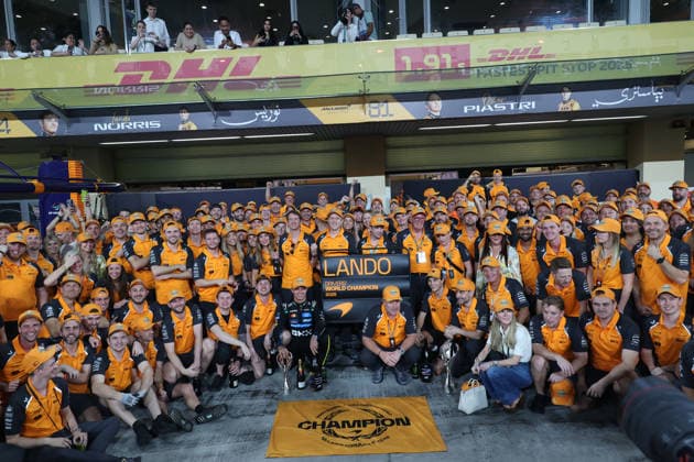 07.12.2025, Yas Marina Circuit, Abu Dhabi, Formula 1 Etihad Airways Abu Dhabi Grand Prix 2025 , im Bild Das Siegergruppenbild von McLaren mit dem neuen Formel 1 Weltmeister Lando Norris (GBR), McLaren F1 Team, sowie Oscar Piastri (AUS), McLaren F1 Team. (Photo by Alessandro Martellotta Hasan Bratic DeFodi Images)