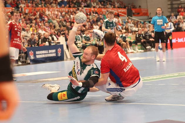 Handball Daikin Handball Bundesliga 2025 2026 - Handball Verein Hamburg vs. ThSV Eisenach Peter Walz (Eisenach),erfolgreicher Torwurf,Andreas Magaard (Hamburg), Sporthalle Hamburg Hamburg