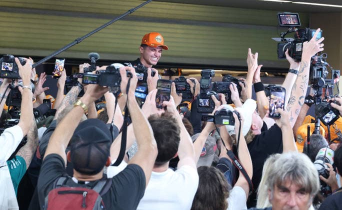 07.12.2025, Yas Marina Circuit, Abu Dhabi, Formula 1 Etihad Airways Abu Dhabi Grand Prix 2025 , im Bild Lando Norris (GBR), McLaren F1 Team feiert seinen Weltmeistertitel. (Photo by Alessandro Martellotta Hasan Bratic DeFodi Images)