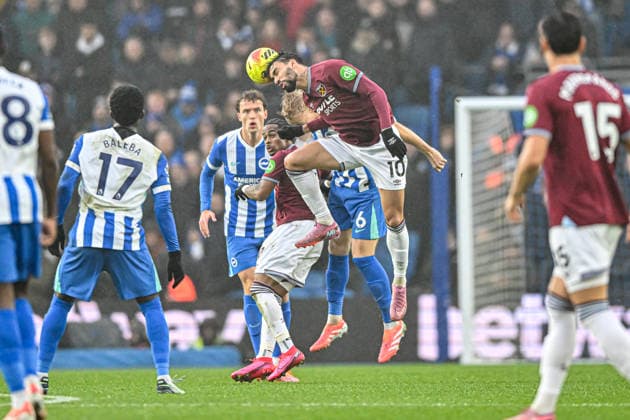 Brighton & Hove Albion v West Ham United - Premier League Lucas Paqueta of West Ham heads the ball during the Premier League match between Brighton and Hove Albion and Aston Villa at the American Express Community Stadium in Brighton and Hove, on December 7, 2025. Brighton and Hove East Sussex United Kingdom  Copyright: xMIxNewsx originalFilename:fletcher-brighton251207_npqAL.jpg