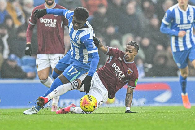 Brighton & Hove Albion v West Ham United - Premier League Carlos Baleba of Brighton & Hove Albion challenges Crysencio Summerville of West Ham during the Premier League match between Brighton & Hove Albion and Aston Villa at the American Express Community Stadium in Brighton and Hove, on December 7, 2025. Brighton and Hove East Sussex United Kingdom  Copyright: xMIxNewsx originalFilename:fletcher-brighton251207_npW84.jpg