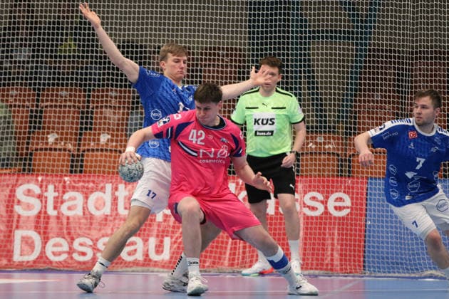 07.12.2025 Handball Herren 2025 2026 2. Bundesliga 14. Spieltag Dessau-Roßlauer HV 06 - TSV Bayer Dormagen 1920 Anhalt Arena Dessau Jan Schmidt (Dormagen, 42, pink) am Ball. Luka Baumgart (Dessau, 17, blau) steht hinter ihm. Dessau-Roßlau Sachsen-Anhalt Deutschland