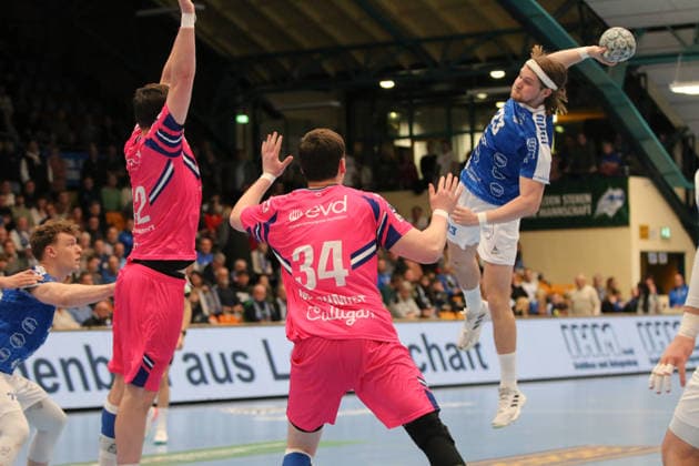 07.12.2025 Handball Herren 2025 2026 2. Bundesliga 14. Spieltag Dessau-Roßlauer HV 06 - TSV Bayer Dormagen 1920 Anhalt Arena Dessau Mika Schüler (Dessau, 23, blau) beim Wurf. Dessau-Roßlau Sachsen-Anhalt Deutschland