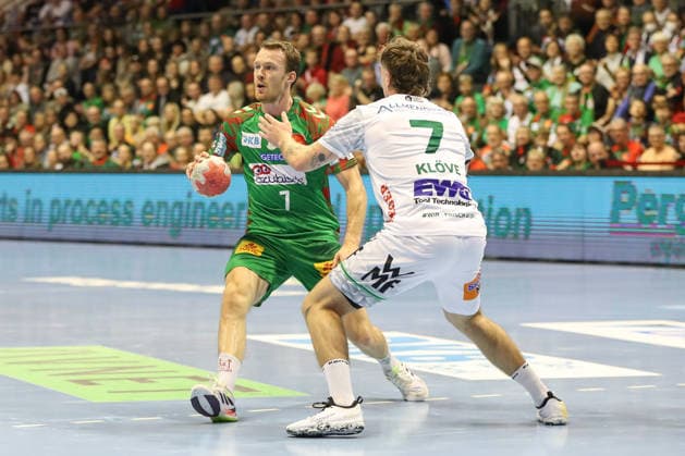 07.12.2025, xgox, Handball - Daikin HBL SC Magdeburg - FRISCH AUF! Göppingen emspor, v.l. Felix Claar (Magdeburg, 7), Victor Kloeve (Goeppingen, 7) Zweikampf, Duell, Kampf, tackle Magdeburg