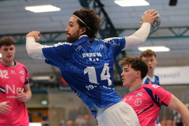 07.12.2025 Handball Herren 2025 2026 2. Bundesliga 14. Spieltag Dessau-Roßlauer HV 06 - TSV Bayer Dormagen 1920 Anhalt Arena Dessau Jakub Powarzynski (Dessau, 14, blau) bei einem Torwurf. Dessau-Roßlau Sachsen-Anhalt Deutschland