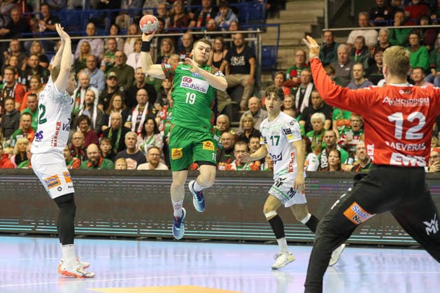 07.12.2025, xgox, Handball - Daikin HBL SC Magdeburg - FRISCH AUF! Göppingen emspor, v.l. Elvar Oern Jonsson (Magdeburg, 19) wirft Tor, Torschuetze, erzielt Tor, Treffer, scores the goal Magdeburg