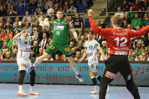 07.12.2025, xgox, Handball - Daikin HBL SC Magdeburg - FRISCH AUF! Göppingen emspor, v.l. Elvar Oern Jonsson (Magdeburg, 19) wirft Tor, Torschuetze, erzielt Tor, Treffer, scores the goal Magdeburg