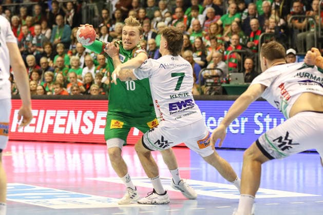 07.12.2025, xgox, Handball - Daikin HBL SC Magdeburg - FRISCH AUF! Göppingen emspor, v.l. Gisli Thorgeir Kristjansson (Magdeburg, 10), Victor Kloeve (Goeppingen, 7) Zweikampf, Duell, Kampf, tackle Magdeburg