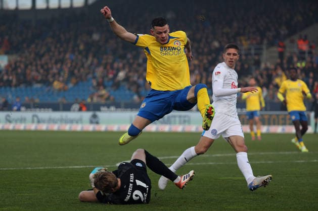 Braunschweig vs.Kiel, 2. BL Braunschweig, 07.12.2025, FUßBALL - Eintracht Braunschweig vs. Holstein Kiel, 2. BL, Saison 2025 26. Erencan Yardimici (Eintracht Braunschweig), Torwart Jonas Krumrey (Holstein Kiel) Braunschweig