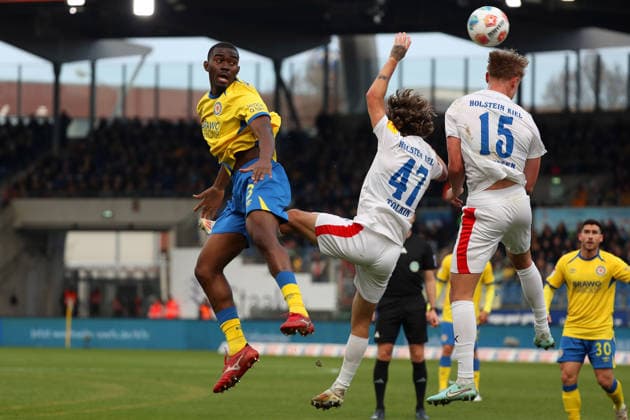 Braunschweig vs.Kiel, 2. BL Braunschweig, 07.12.2025, FUßBALL - Eintracht Braunschweig vs. Holstein Kiel, 2. BL, Saison 2025 26. Patrick Nkoa (Eintracht Braunschweig), John Tolkin (Holstein Kiel) Braunschweig