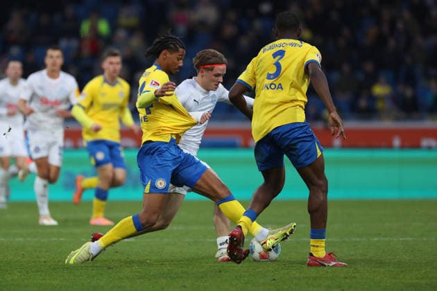 Braunschweig vs.Kiel, 2. BL Braunschweig, 07.12.2025, FUßBALL - Eintracht Braunschweig vs. Holstein Kiel, 2. BL, Saison 2025 26. Sidi SanÃ (Eintracht Braunschweig), Jonas Therkelsen (Holstein Kiel) Braunschweig