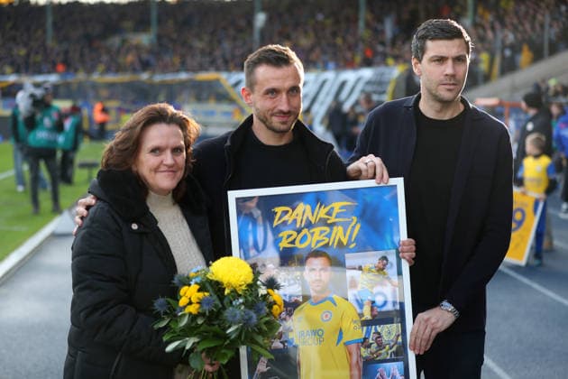 Braunschweig vs.Kiel, 2. BL Braunschweig, 07.12.2025, FUßBALL - Eintracht Braunschweig vs. Holstein Kiel, 2. BL, Saison 2025 26. Eintracht Braunschweig Präsidentin Nicole Kumpis , Robin Krause, Sportdirektor Benjamin Kessel (Eintracht Braunschweig) Braunschweig