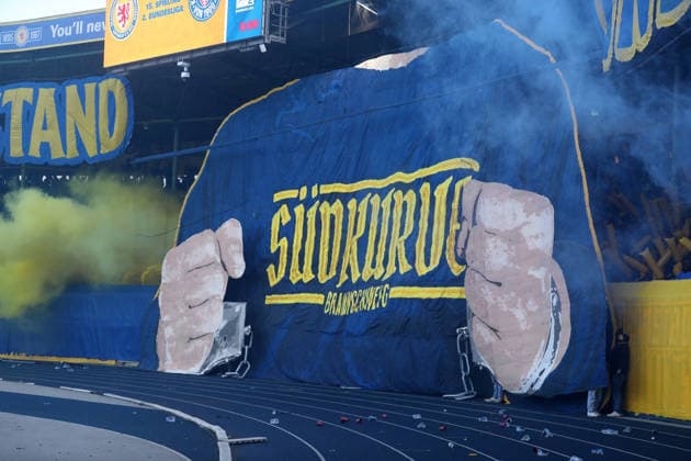Braunschweig vs.Kiel, 2. BL Braunschweig, 07.12.2025, FUßBALL - Eintracht Braunschweig vs. Holstein Kiel, 2. BL, Saison 2025 26. Eintracht Braunschweig Fankurve, Choreo Braunschweig
